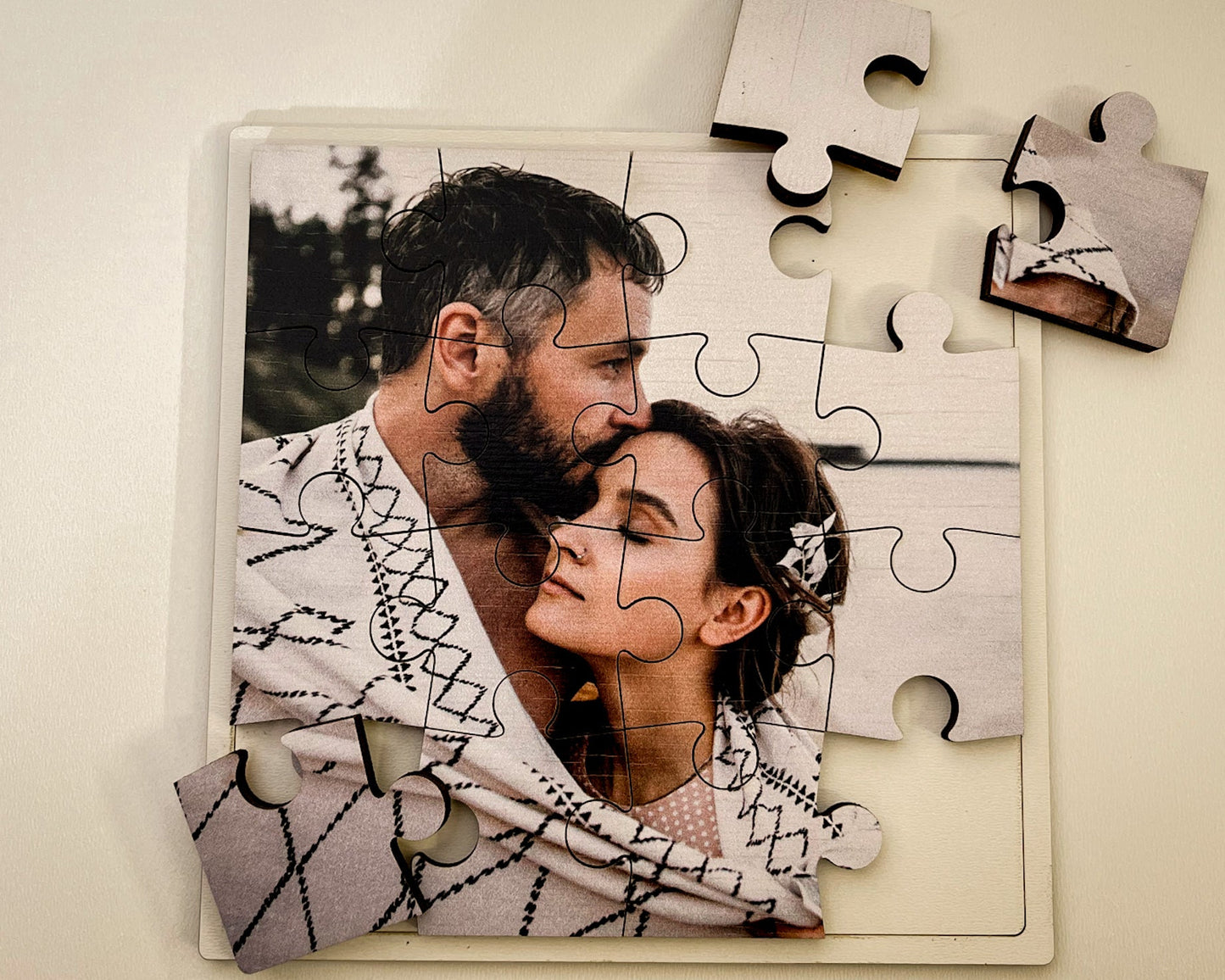 Puzzle personalizat din lemn cu poza ta – Cadou romantic